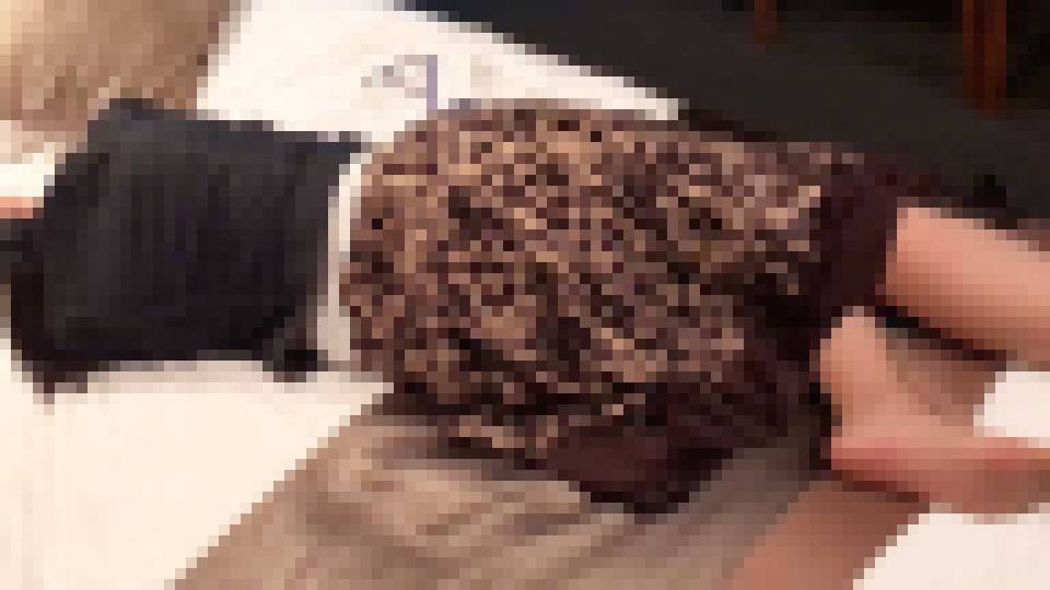 【立ち上げキャンペーン＄38→＄12】【本妻】新しい職場の買い付けに行く妻に同行ハメ撮り。肉棒を挿入するとよがりまくりイキまくる。濃ゆい精液を無理やり飲ませる。　本妻