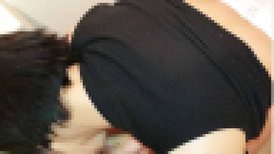 【立ち上げキャンペーン＄38→＄12】【本妻】【個撮】掃除中で疲れて昼寝中している妻が肉棒をパンティの横から挿入される。トイレに行く妻を追いかけて中出し　本妻