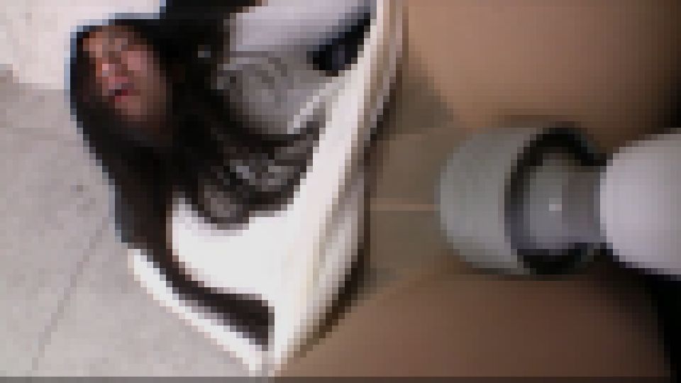 女子大生の桃井早苗はバーでナンパされ、現金のためにセックスに応じる。　桃井早苗