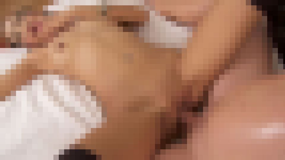 無修正のタイ人女性、オムシンは男を興奮させ、抜く暇もなく彼女のアソコに挿入した。　オムシン