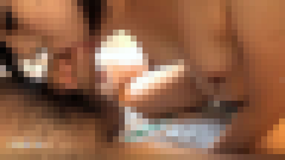 無修正で、黒髪ショートのアジア系美少女菊乃が、チンコと男友達にザーメンをぶちまけるのが大好きだと語っている。　菊野