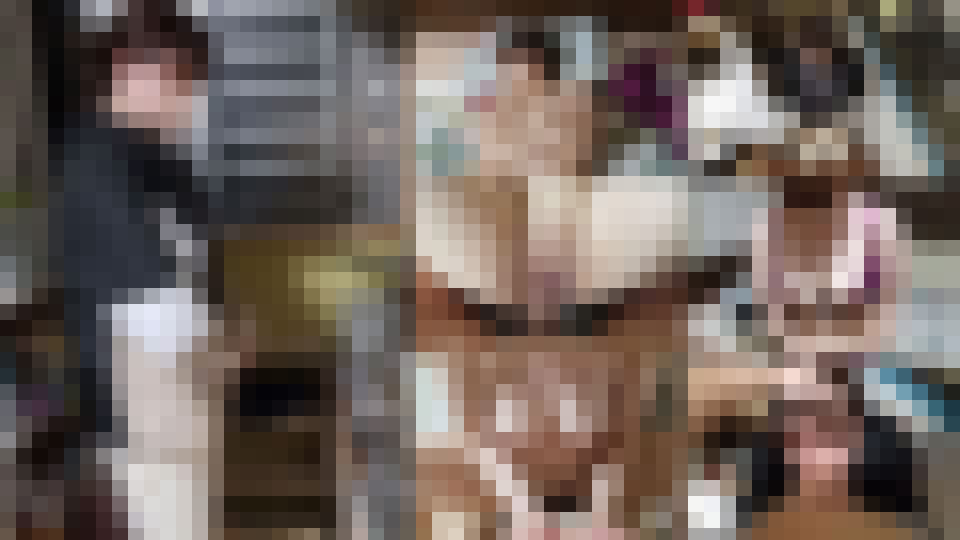 【素人・人妻】昔はそれなりの資産家だった爺さんが返済してこなかったので自宅に行ったら、嫁がいたので爺さんが遠くから見てる中ハメ撮りしてきました。　素人