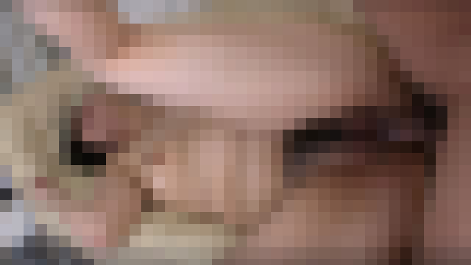 無修正、日本の熟女アキコが、口にチンポを詰め込まれた後、毛深いのオマンコを激しく突かれる。　アキコ