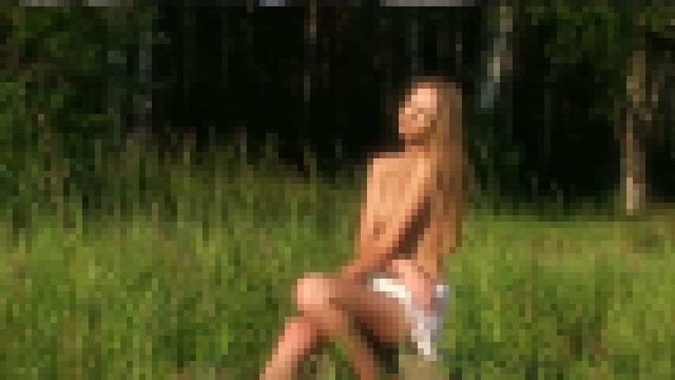 Blonde Ksenya B Takes A Naked Walk In The Forest　クセニヤB