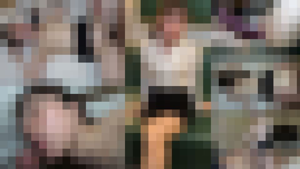 【素人・人妻】ミニスカ眼鏡でエロ女教師になりきる五十路熟女を2本の他人棒の顔射で汚す　素人