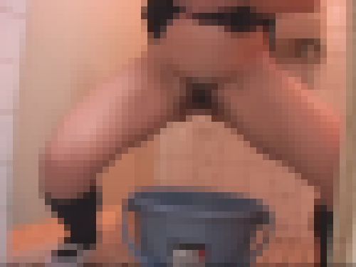 便所目前！我慢できずに漏らしてしまう女子校生 大量失禁映像！　